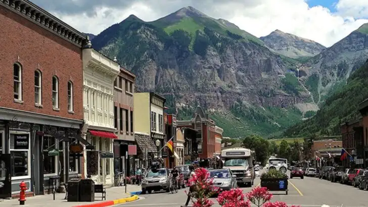 16 mountain pass towns in the U.S. that are worth the winding drive