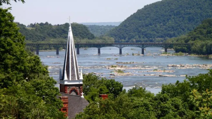 17 River Towns That Welcome Visitors All Year Round