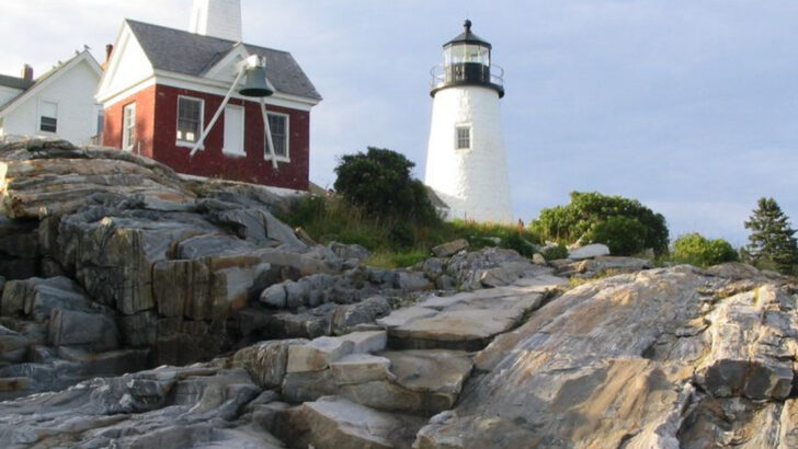 5 Lighthouse Trails in Maine and 9 Coastal Towns That Feel Like a Painting