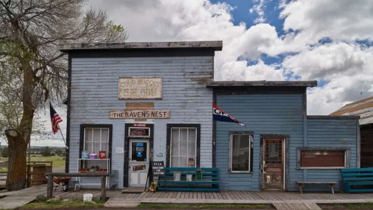 7 Oregon ghost towns that families explore on weekend trips