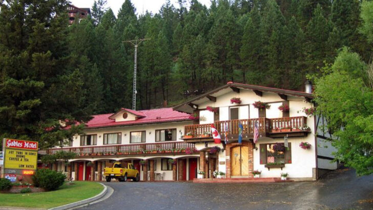 9 Charming Small Towns Near Banff National Park Worth Exploring
