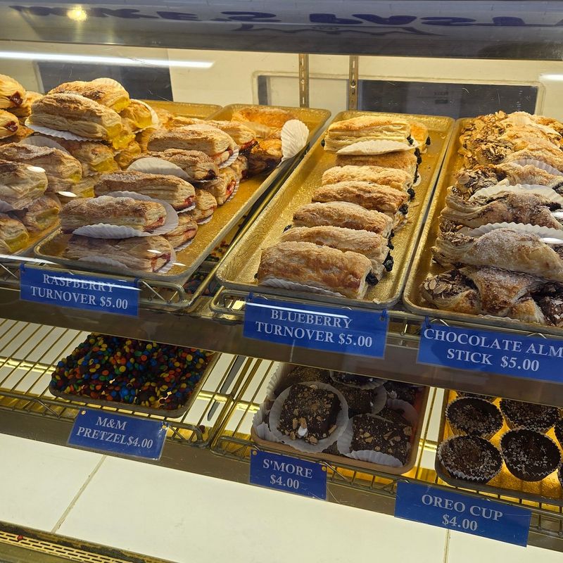 Mikes Pastry Deli