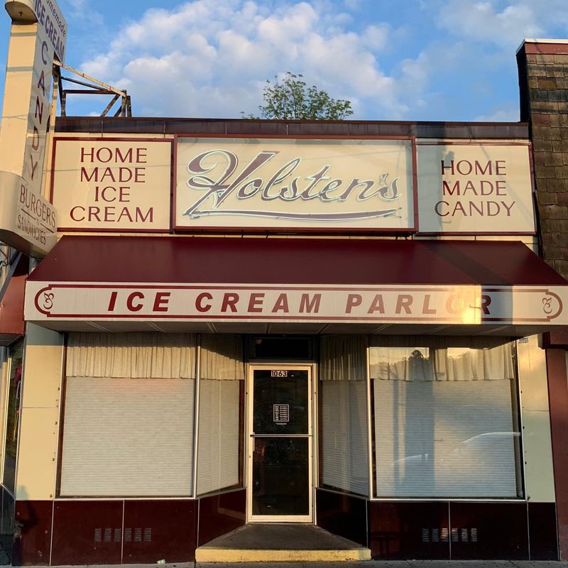 Holsten’s Brookdale Confectionery – Bloomfield