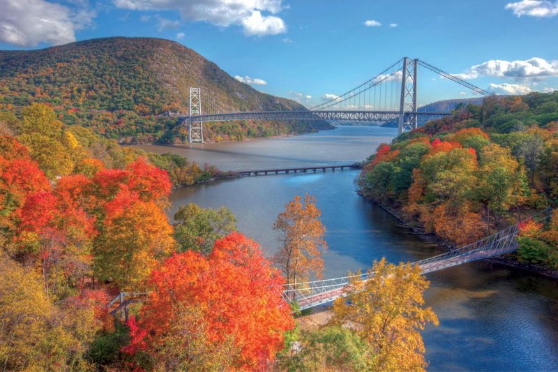 Majestic Harbor Cruises – Fall Foliage Lunch Cruise