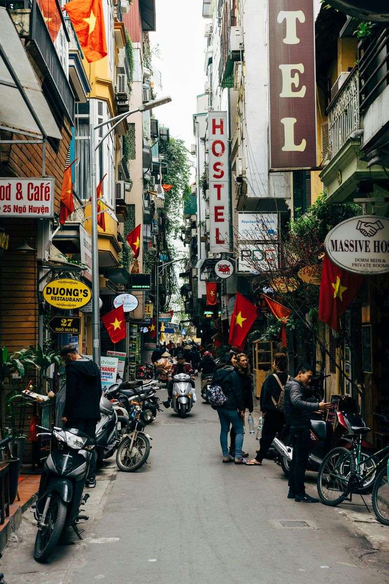 Falling for Scams at Tourist Hotspots