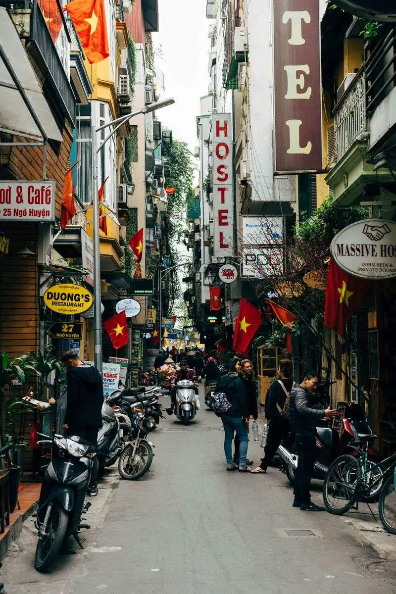 Falling for Scams at Tourist Hotspots