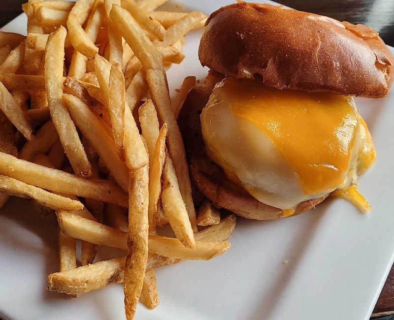 Ray J’s American Grill – Minneapolis