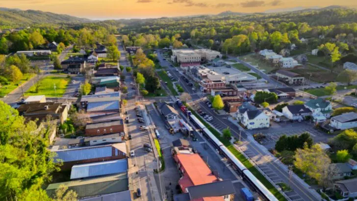 Here are 21 Southern mountain towns that shine in every season