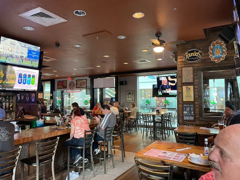 Winking Lizard Tavern