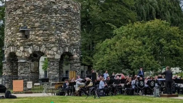 On Rhode Island’s Coast Is a Seaside Town Where Autumn Festivals Pair With Colonial Streets