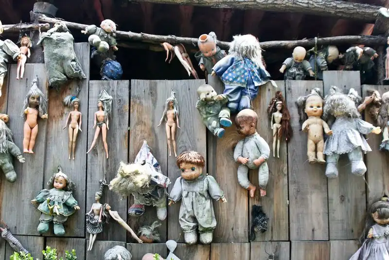 The Island of the Dolls, Spain