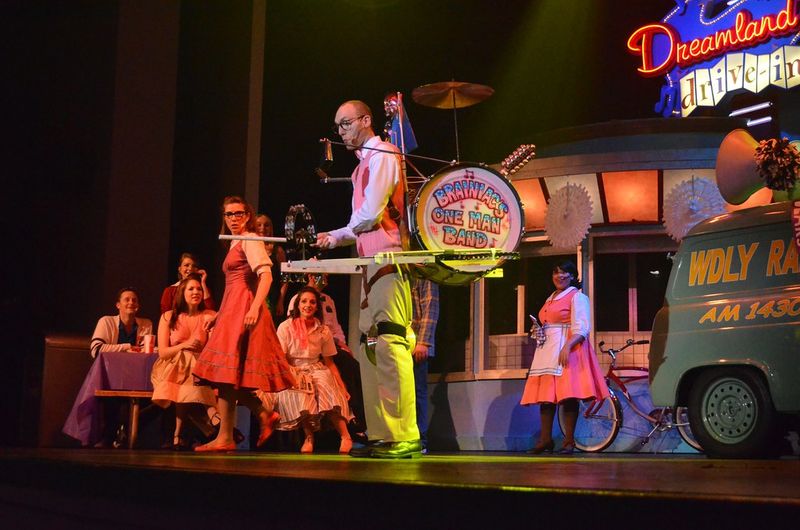 Catch shows during peak ride hours to avoid lines