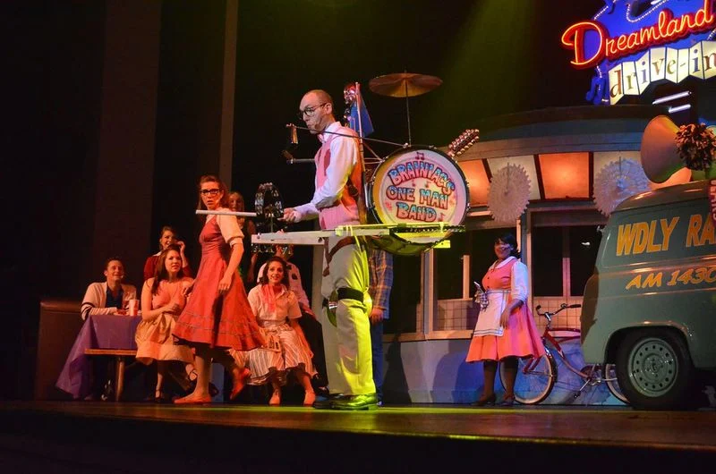 Catch shows during peak ride hours to avoid lines