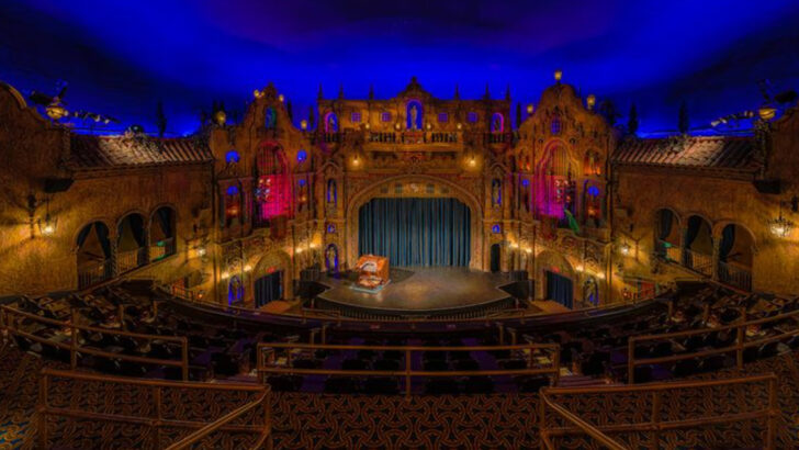 These 12 Historic U.S. Theaters Still Show Movies the Old-Fashioned Way