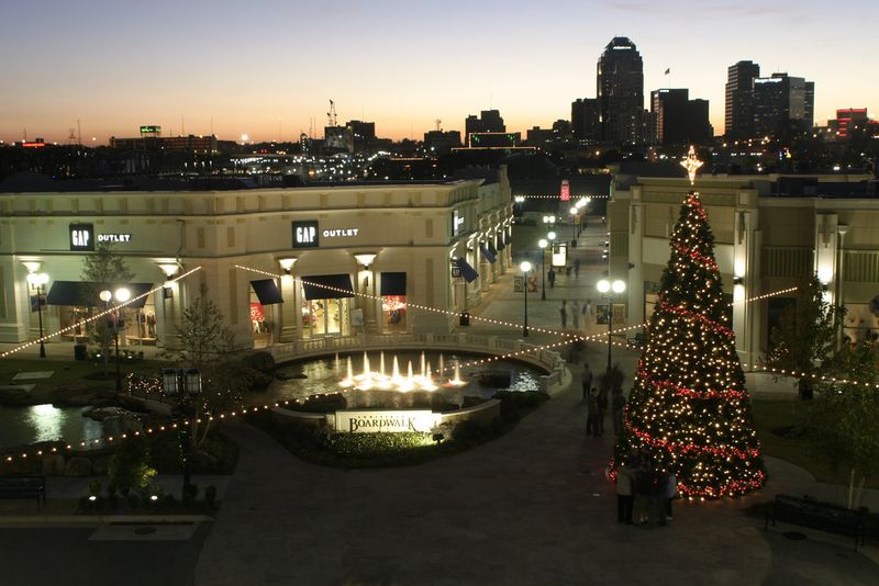Explore the Louisiana Boardwalk Outlets