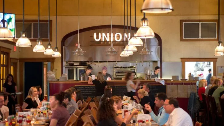 10 Michigan Mac & Cheese Spots Known For Their Generous Portions