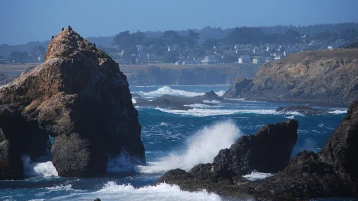 10 Off-Season Beach Retreats Worth the Chill and 10 Countryside Towns Perfect for Fall Drives