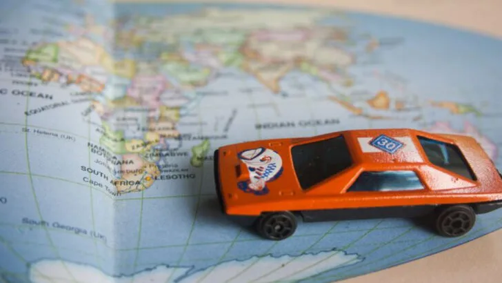 11 Things Seasoned Road Trippers Always Keep in Their Car (That Tourists Forget)
