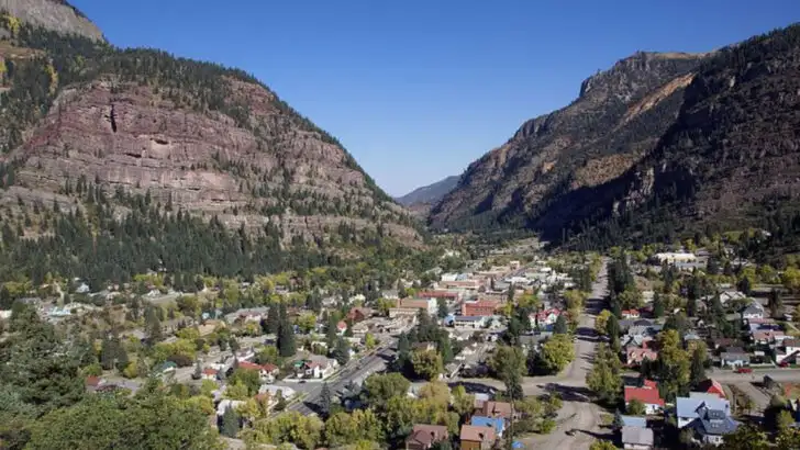 15 High-Altitude Towns Most Travelers Skip (But Offer Views Worth Every Mile)