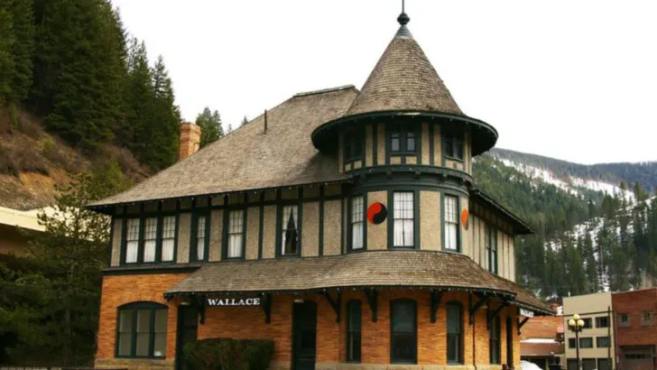 17 Mountain Towns Americans Hardly Ever Visit (But Absolutely Should)