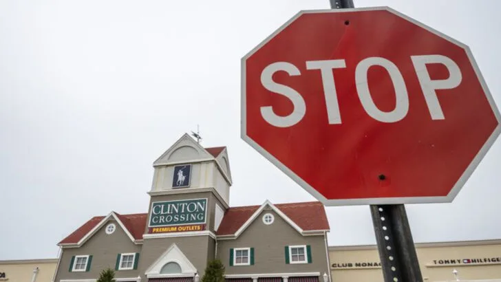 5 New England Outlet Towns Where Shopping Crowds Never Thin Out