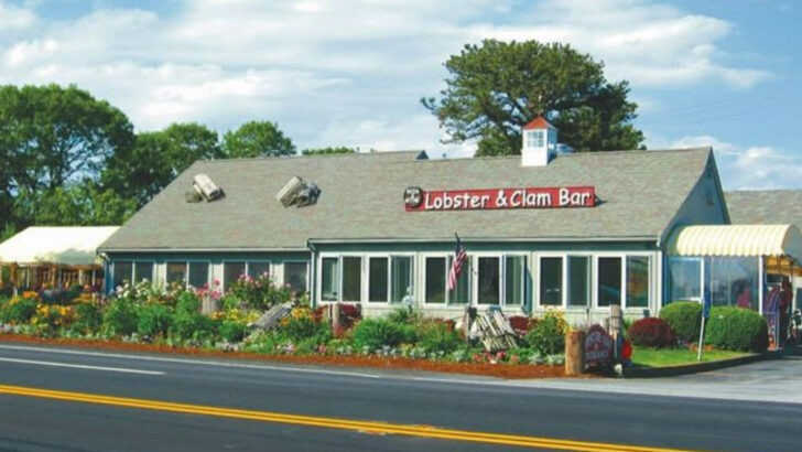 8 Massachusetts seafood restaurants locals choose over tourist traps