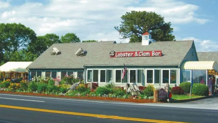 8 Massachusetts seafood restaurants locals choose over tourist traps
