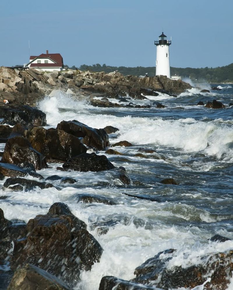 New England Lighthouse Coast — Maine Shipwrecks & Keeper Quarters