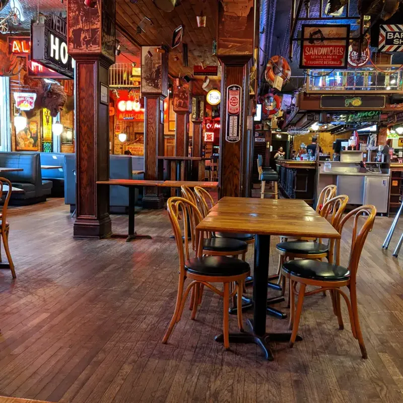 Grandma’s Saloon & Grill – Duluth (Lake Superior)