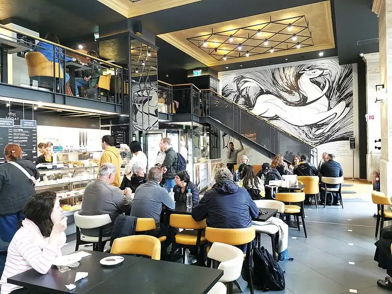 Slow Service in Cafés and Restaurants