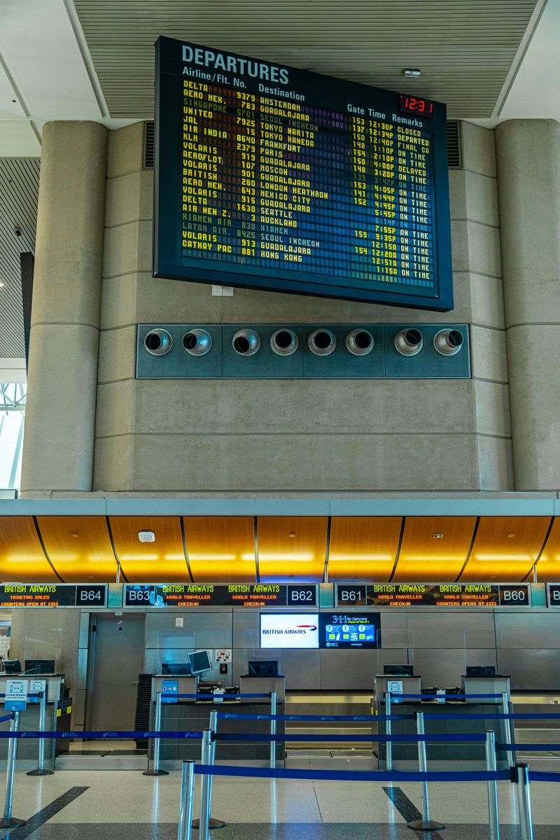 Choosing flights with tight layovers