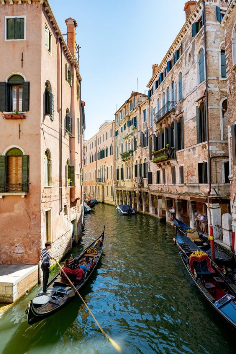 A Hybrid “City + Cabin” Split