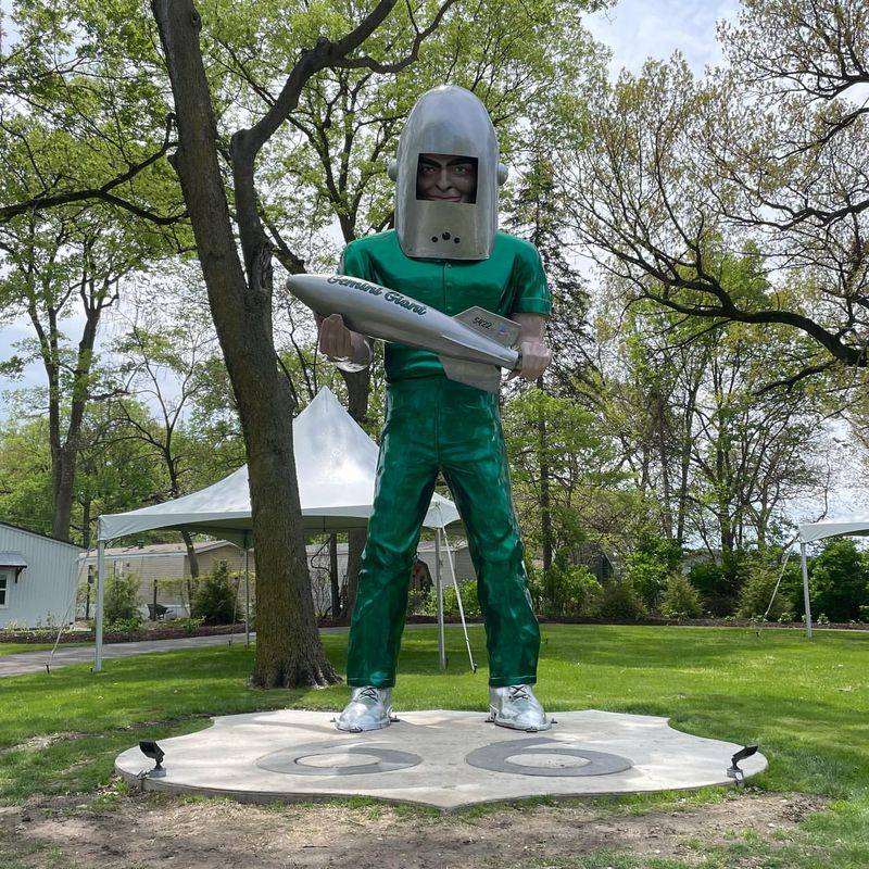 Wilmington — “A Space-Age Muffler Man on Route 66”