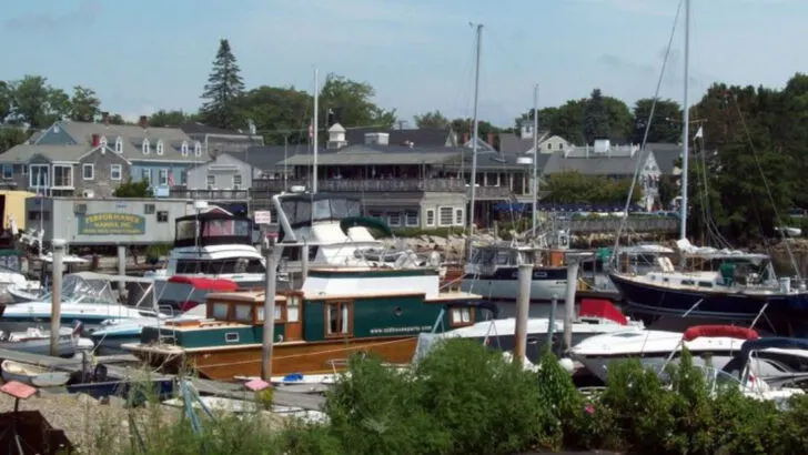 New England’s Most Picturesque Coastal Town Is A Hidden Gem For Seafood