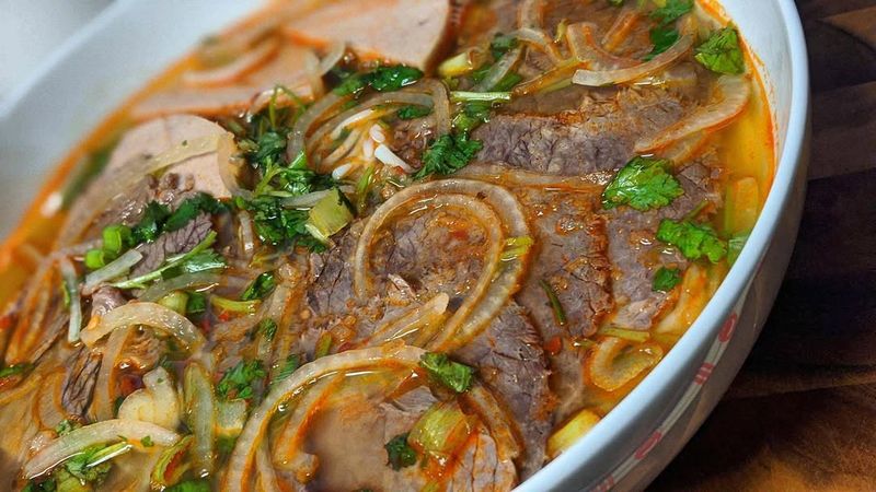 PHO 102 — Chantilly