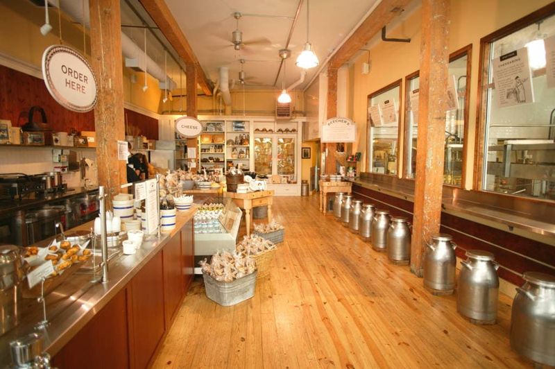 Beecher’s Handmade Cheese & Smoked Salmon Counter – Pike Place