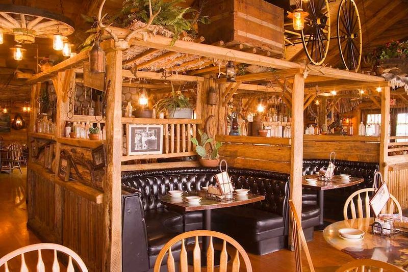 AJ Spurs Saloon & Dining Hall – Buellton