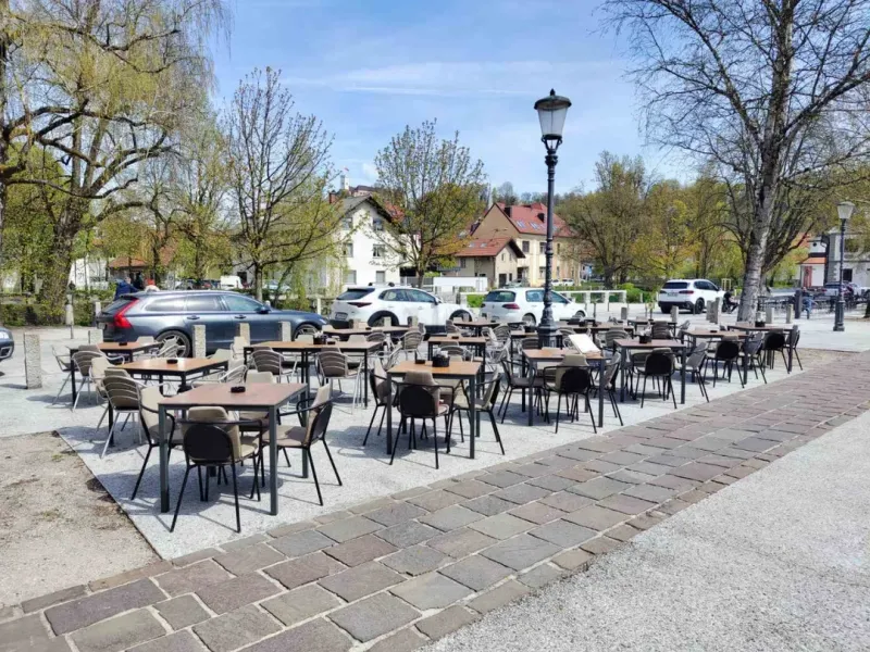 Outdoor Dining in Summer