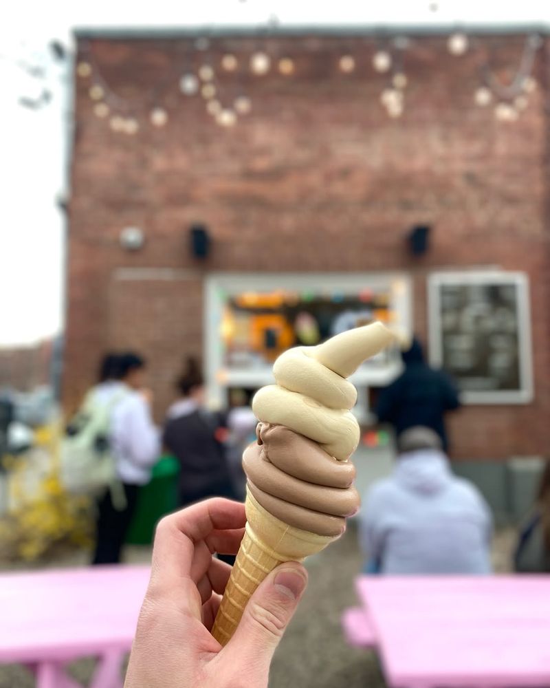 Little Gordo Creemee Stand—Burlington