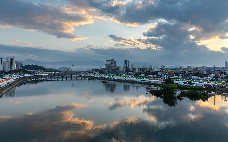 Seoul’s Mix of Palaces, Shopping, and Nightlife