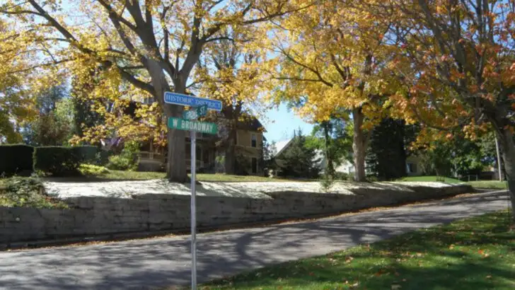 Why This Tiny Town In Iowa Is Among The Prettiest In The Midwest