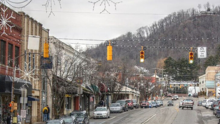 10 Family-friendly mountain towns that stay lively around Thanksgiving