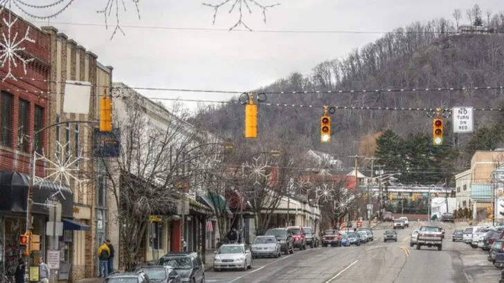 10 Family-friendly mountain towns that stay lively around Thanksgiving