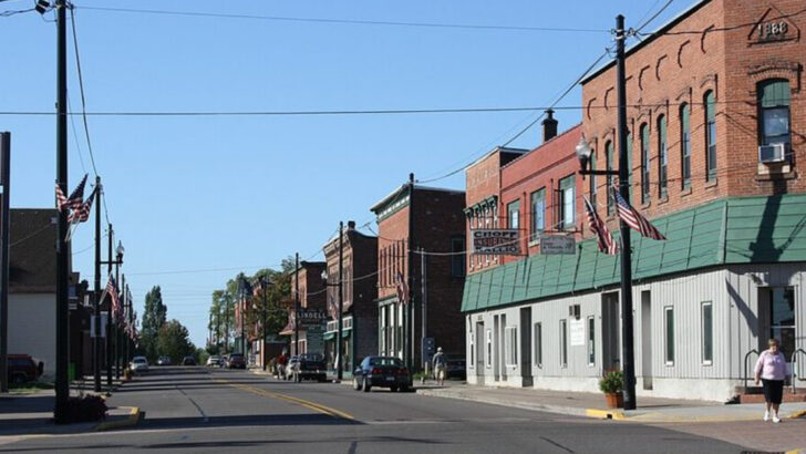 10 Michigan Upper Peninsula towns along the Keweenaw Peninsula drive that capture the quiet beauty of early winter