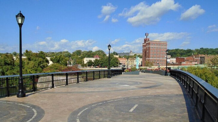 10 Michigan Upper Peninsula towns along the Keweenaw Peninsula drive that capture the quiet beauty of early winter