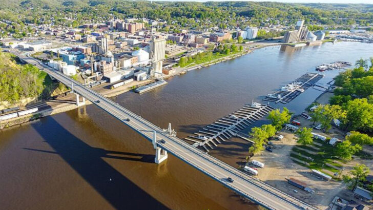 13 Nostalgia-Soaked River Towns Americans Treated as Must-Stop Trips Before Falling Quiet Over Time