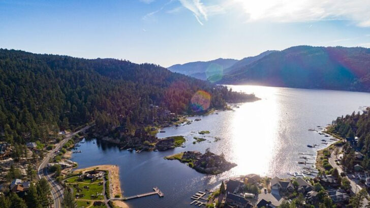 16 Inland Lake Towns That Are Surprisingly Vibrant Outside Summer