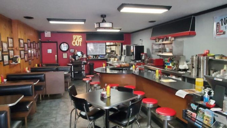 6 Indiana Small-Town Restaurants Griddling Crispy-Edge Cheeseburgers That Bring Families Back