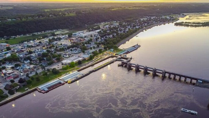 8 “Sleepy” Iowa Towns That Are Quiet, Simple, and Better Than They Get Credit For