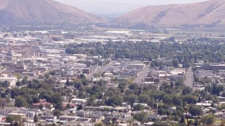 8 Washington river-valley towns along the Yakima Canyon Scenic Byway known for calm roads, big skies, and easy exploring
